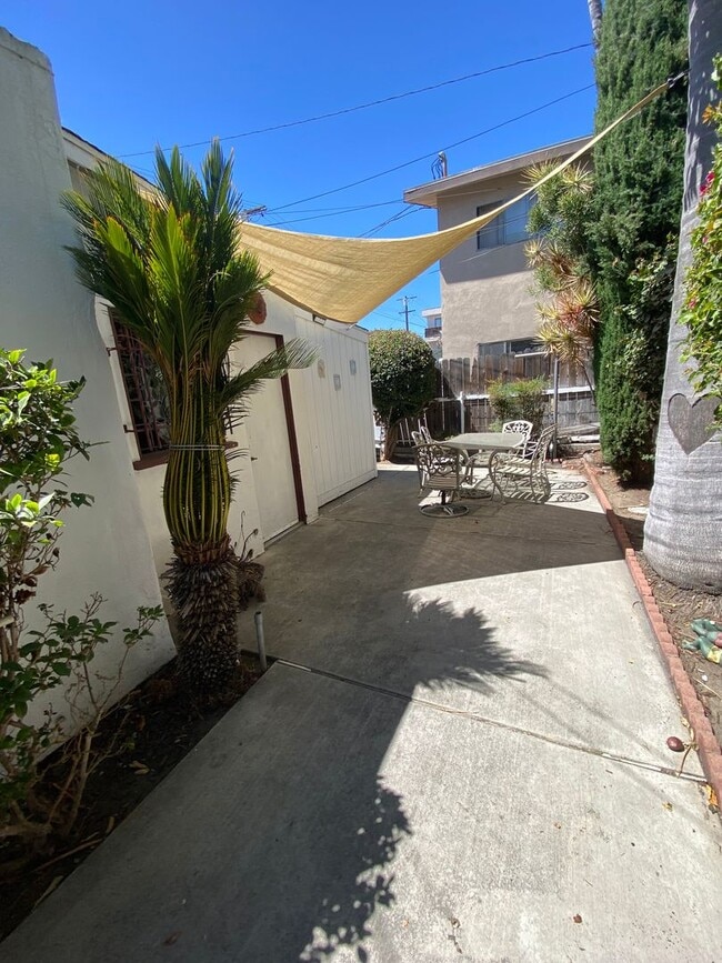 Building Photo - Cute 1 Bedroom 1 Bathroom Long Beach Apartment For Rent!