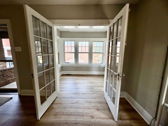 Building Photo - 3 Bedroom 1 Bathroom in York with Sunroom,...