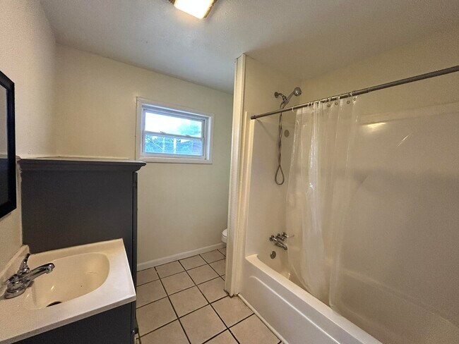 Building Photo - 315 Brackin St