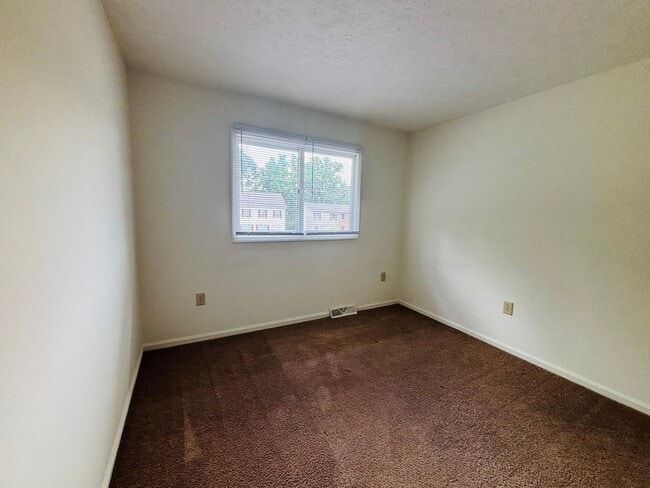 Building Photo - 4 Bedroom 2.5 Bath Townhouse