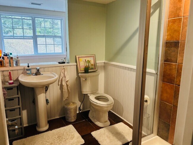 Building Photo - Charming Three Bedroom Two Bath Home on James Island, SC