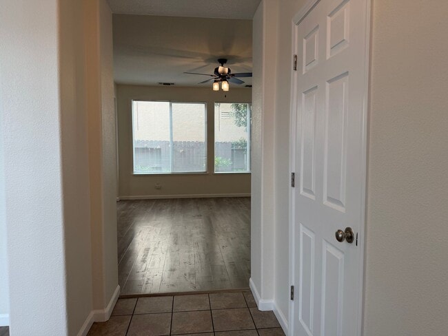 Building Photo - Gorgeous 4 bedroom 2 story home in Anatolia