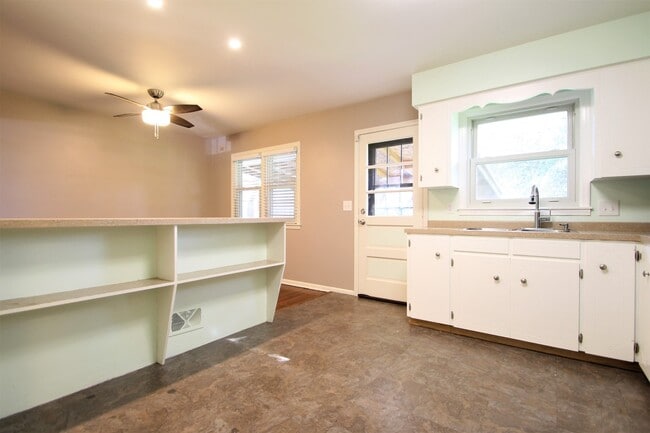 Building Photo - Beautiful and Spacious 3 Bedroom / 2 Bath ...