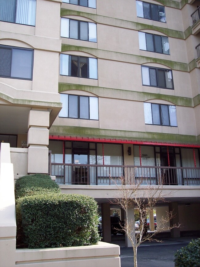 Building Photo - 1600 Park Cir