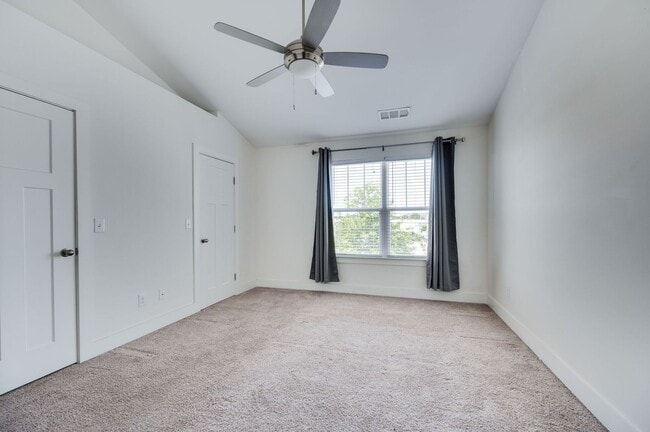 Building Photo - Beautiful 2BE/2.5BA townhouse located in the very desirable Nations!