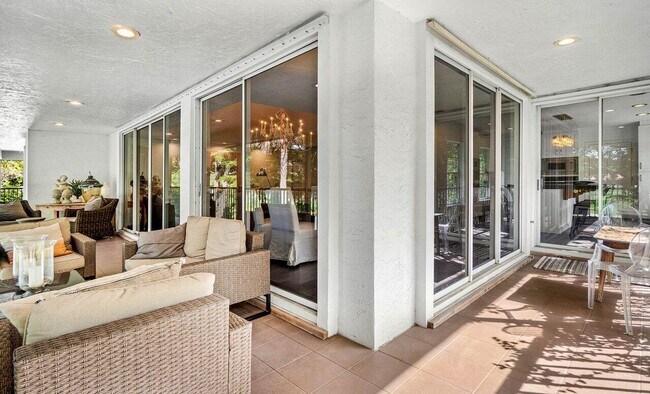 Building Photo - 11823 Pebblewood Dr