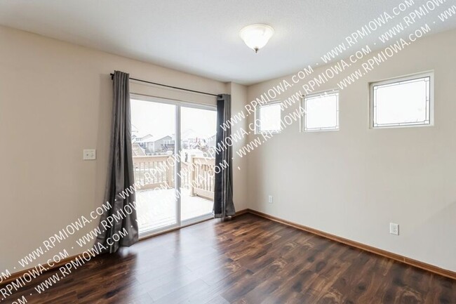 Building Photo - Commuter's Dream!!  3 Bedroom, 2.5 Bathroo...