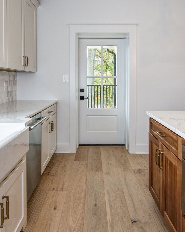 Building Photo - 20 E Redman Ave