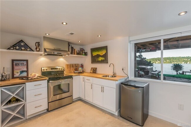 Building Photo - Stunning Lake Sammamish 50 Foot Waterfront...