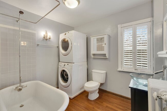 Building Photo - 310 9th St NE