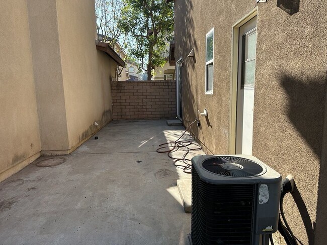 Building Photo - "Charming 3-Bedroom Riverside Retreat with 2.5 Baths – 1598 Sq Ft of Comfort on Winterberry Drive!"