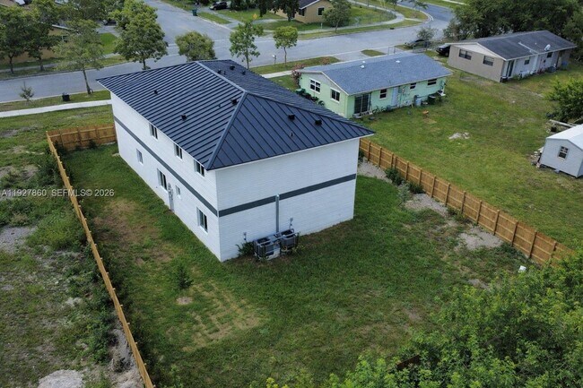 Building Photo - 722 NW 6th Ct