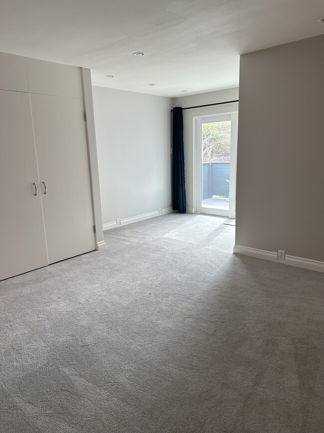 Front patio off room 3 - 4659 Park Dr