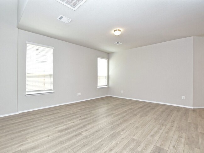 Building Photo - 5 BR + Office /2.5 BA - 2637 SF - Cloverleaf in SOUTH AUSTIN!