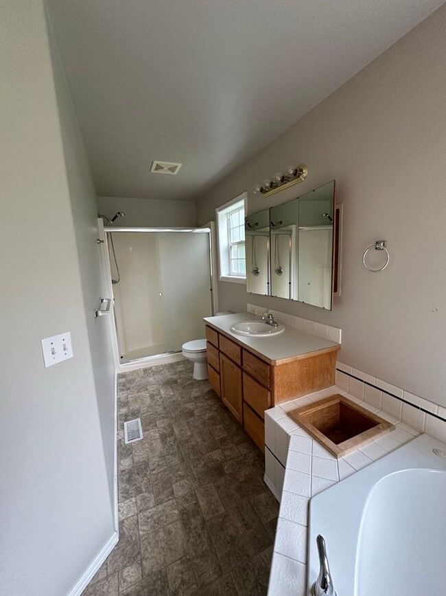 Building Photo - 2225 James Cir