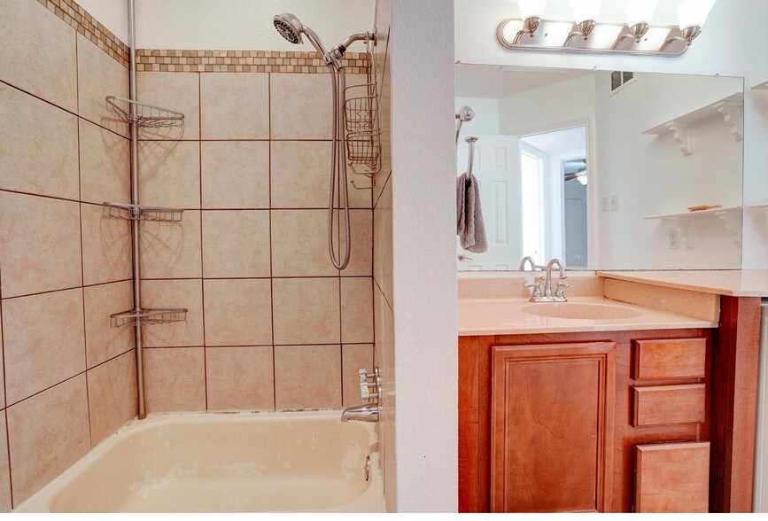 Shower with bathtub - 4306 Avenue A