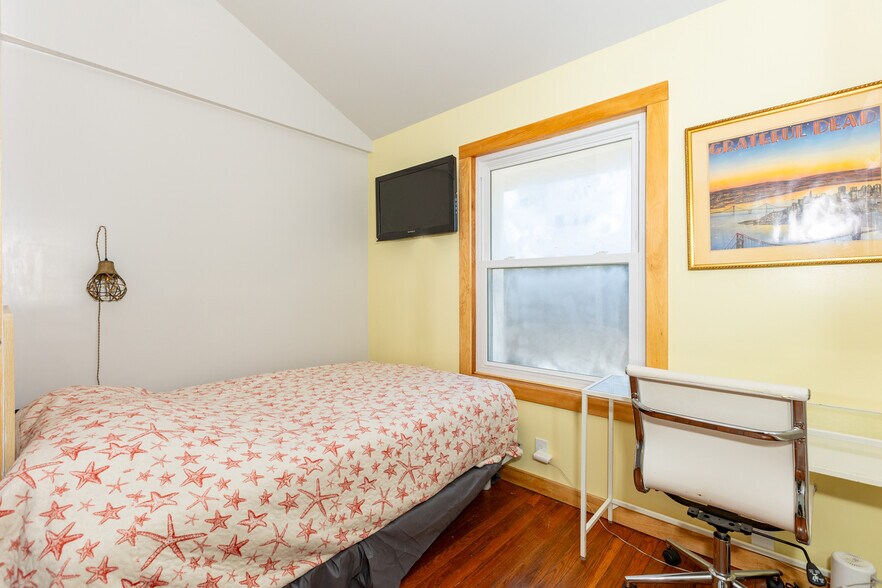 Queen or two twins - 91 S Penataquit Ave
