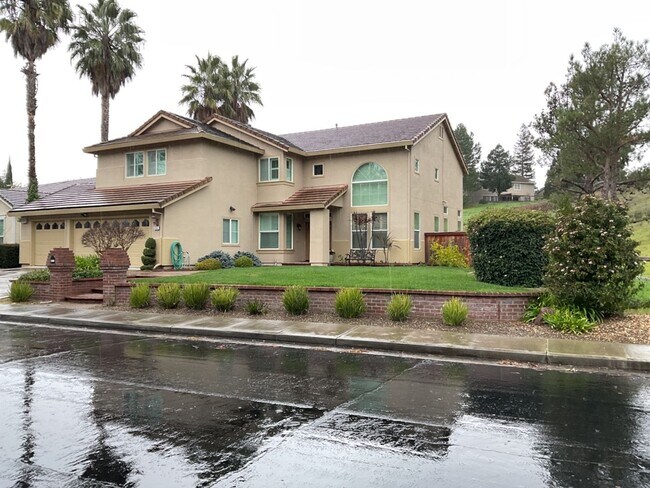 Building Photo - Gorgeous Home in Gated Community
