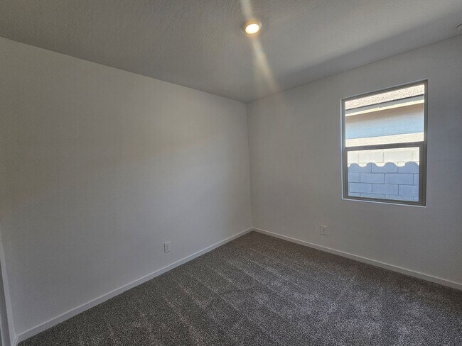 Building Photo - Beautiful new build w mountain views
