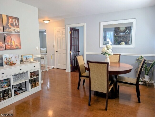 Building Photo - 190 Oak St