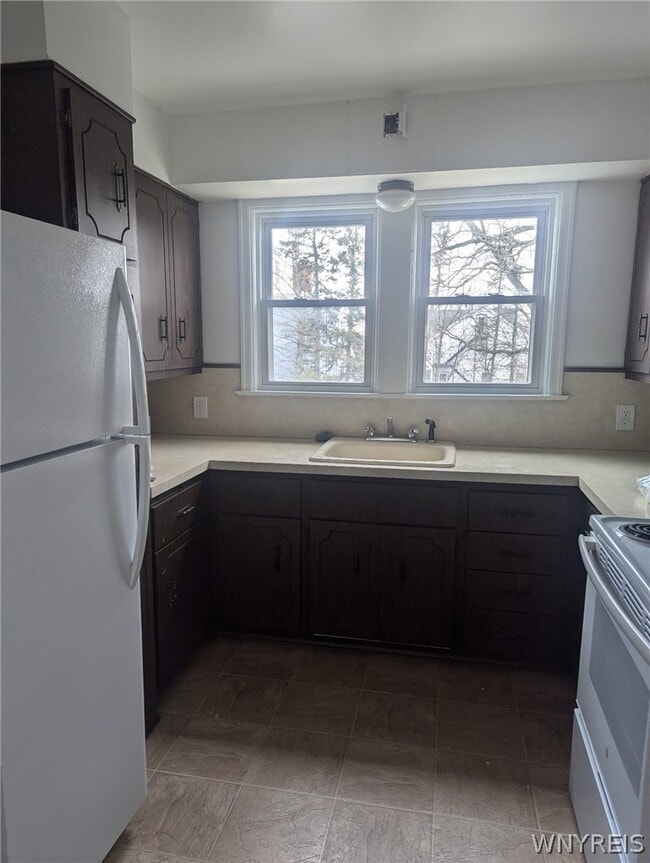 Building Photo - 153 Park Dr