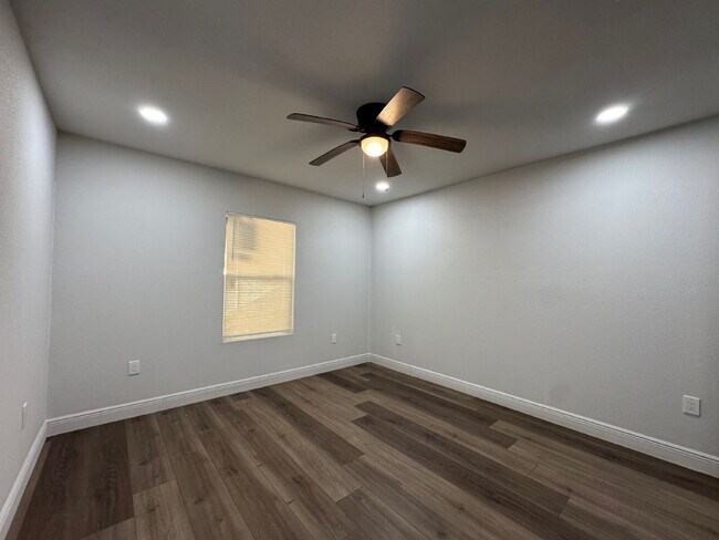 Building Photo - 148 Claire Ave