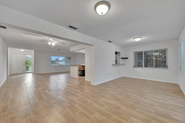 Building Photo - Beautiful 3-Bed / 2 Bath Pool Home in Sara...
