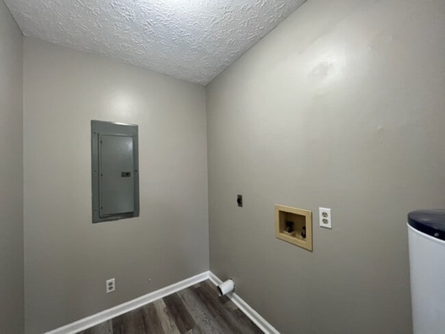 Building Photo - Location!!!!