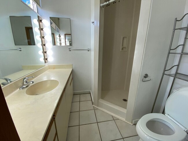 Building Photo - TOWNHOUSE - 3 BED/ 2 BATH/ 1 PARKING AT HARBOR POINTE (Just Listed)