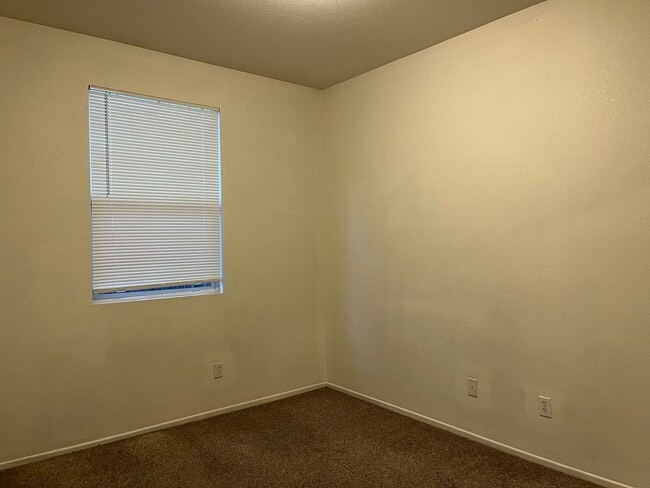 Building Photo - 3 bedroom- 2 bath Home in Victorville!