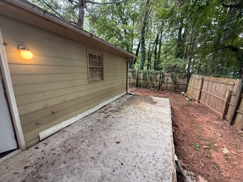 Building Photo - 5170-5172 Ridge Forest Dr