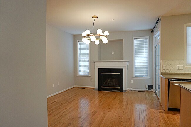Building Photo - Exquisite Townhouse in Orchard Run Germantown