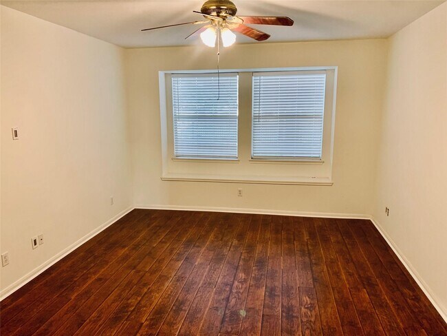 Building Photo - 8846 Gas Light Village Dr