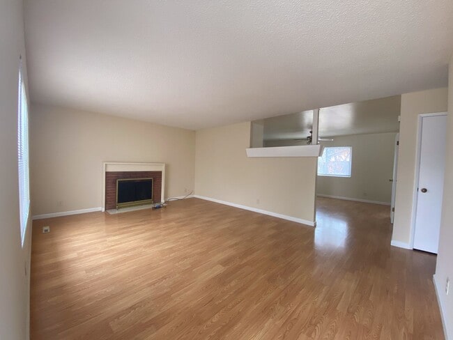 Building Photo - Newark 4 beds 2 baths Single Family House with Big Lot, Move In Ready!