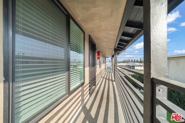 Building Photo - 1310 W Valencia Dr