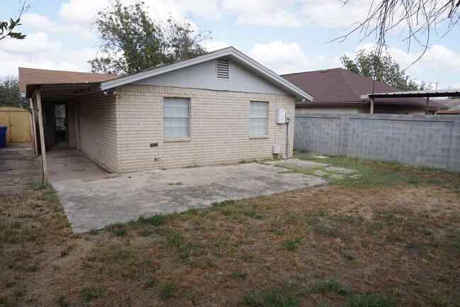 Building Photo - 1449 Los Ebanos Dr