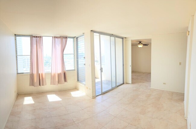 Building Photo - Punahou Pulelehua 2 Bedroom 1 Bathroom 1 Parking 15th Floor Condominium