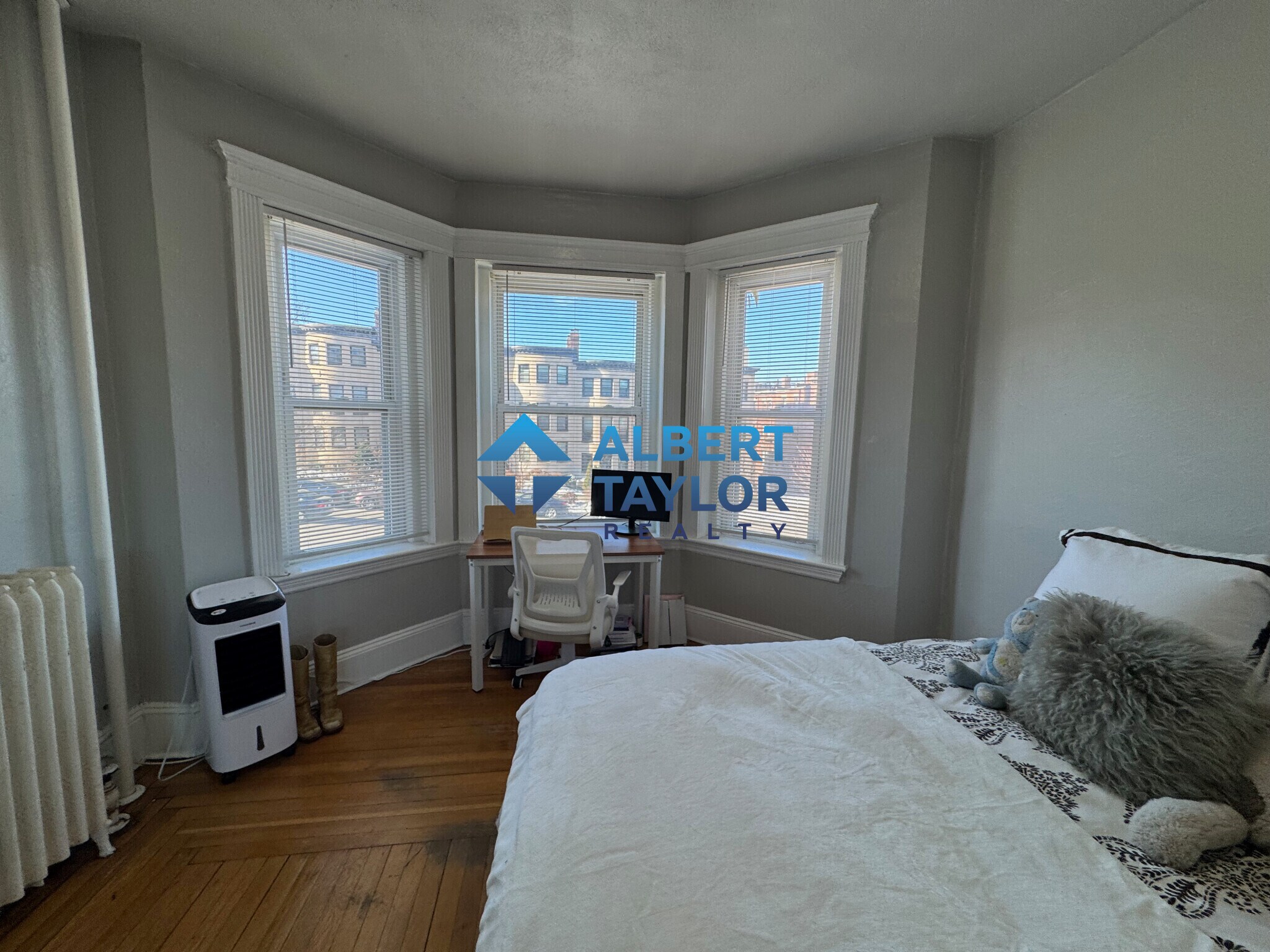 Building Photo - 466 Park Dr