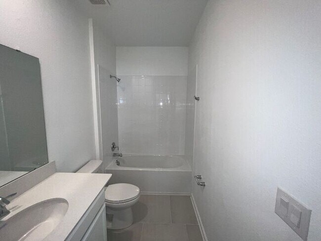 Building Photo - Nearly New 4 bedroom 2.5 bath St. Cloud ho...