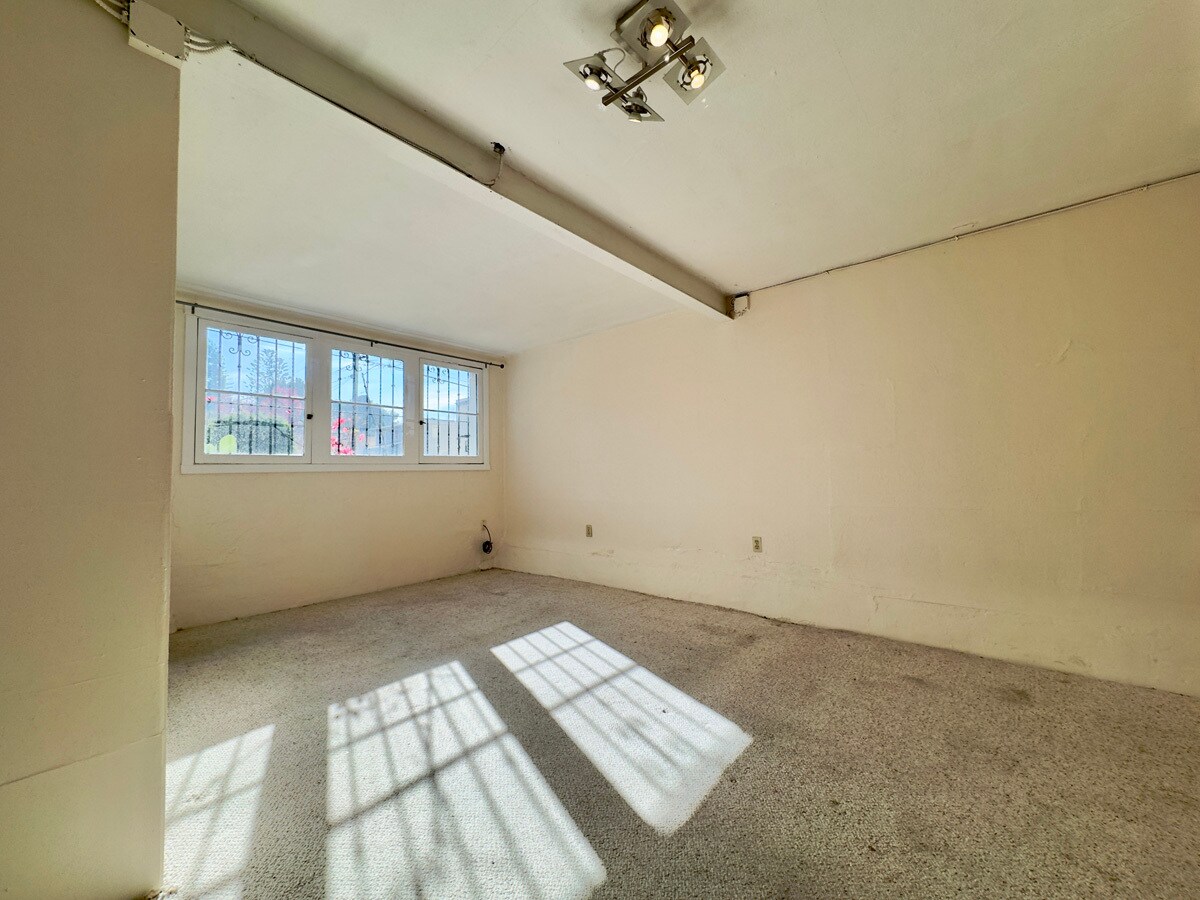 Building Photo - 1645 Scenic Ave