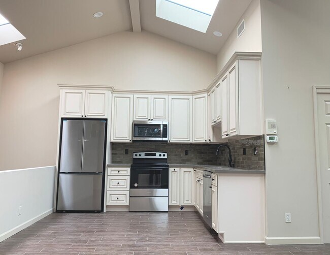 Building Photo - Home-Sweet-Home Vibe in Harper Ave!