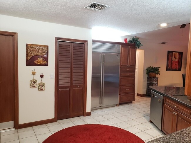 Building Photo - 1402 SW 25th Ave