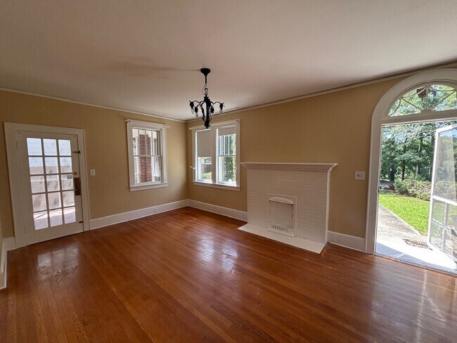 Building Photo - 1103 Parkside Dr