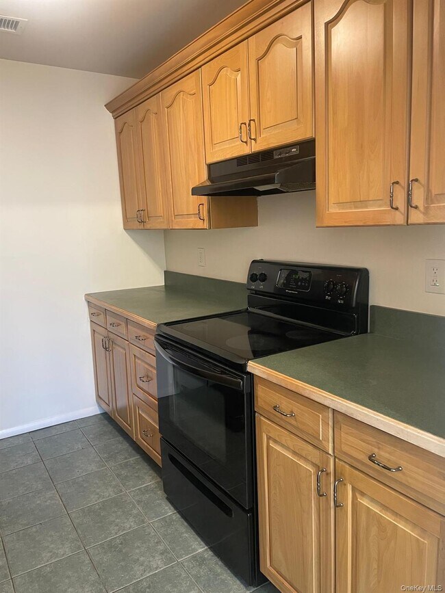 Building Photo - 79 Birchwood Rd