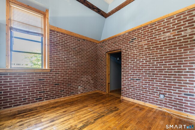 Building Photo - 325 Myrtle Ave