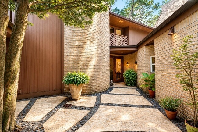 Building Photo - 201 Vanderpool Ln