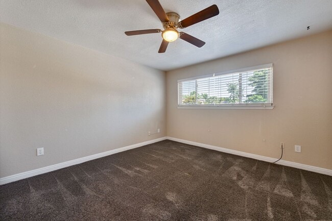 Building Photo - Beautifully Updated 3-Bed Townhome in Carm...