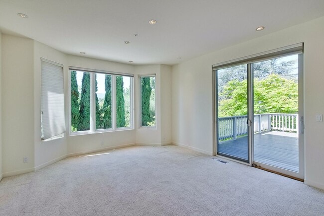Building Photo - Large 3,767 sqft home on a 10,000 sqft lot- 2 bed located on 1st floor w/ separate entrance - Top...