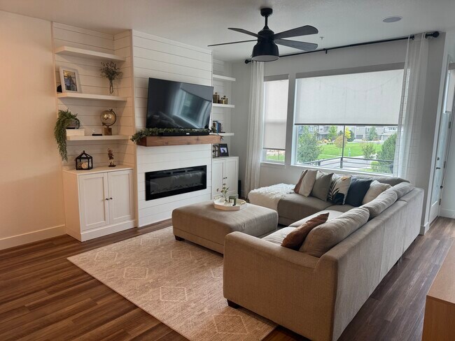 Primary Photo - 2851 W 69th Ave