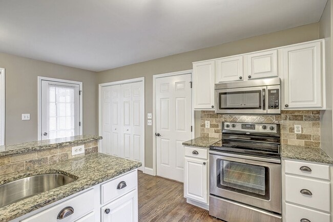 Building Photo - 3 Bedroom Home with Large Fenced in Yard, 2 Car Garage & Bonus Room!